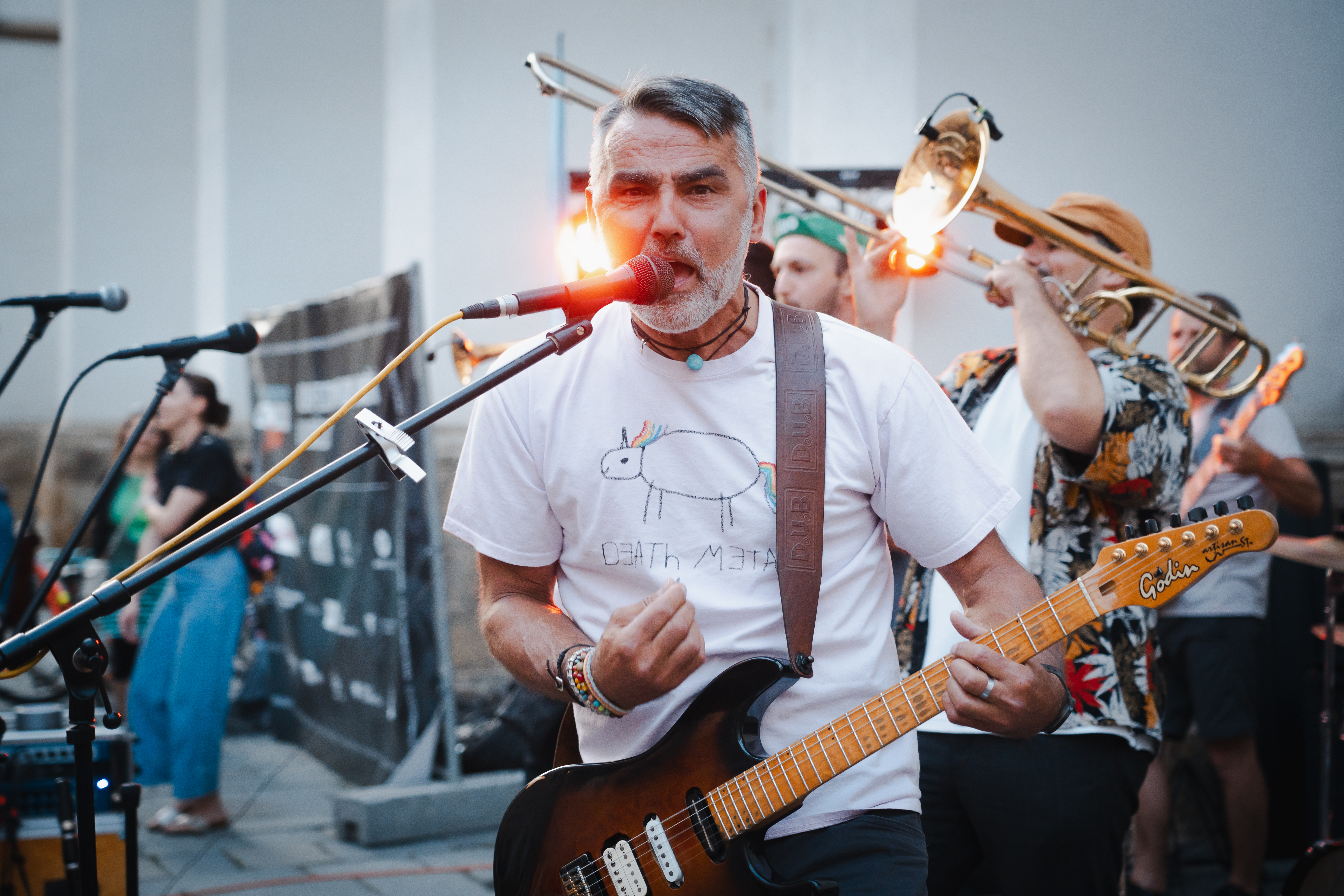 Kytarista na festivalu