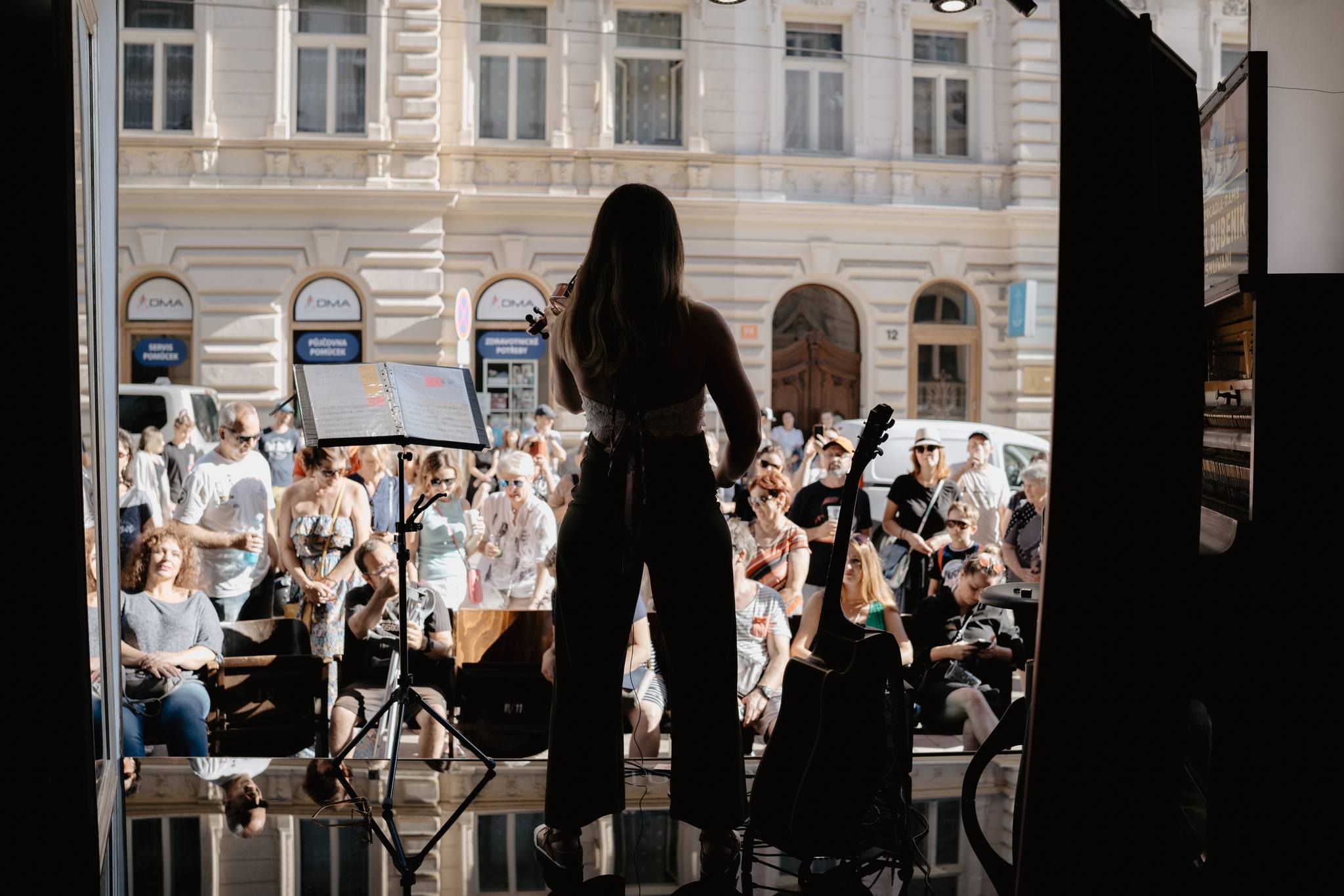 Houslistka v ulicích